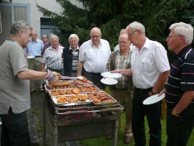 Herzsport_Anstehen am Grill.JPG